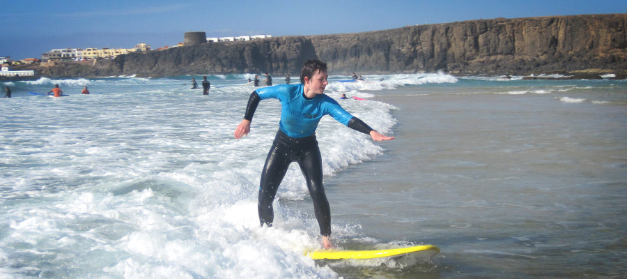 What a nice day at the Surfcamp Fuerteventura – Learn to surf with nice waves, sun and a lot of fun