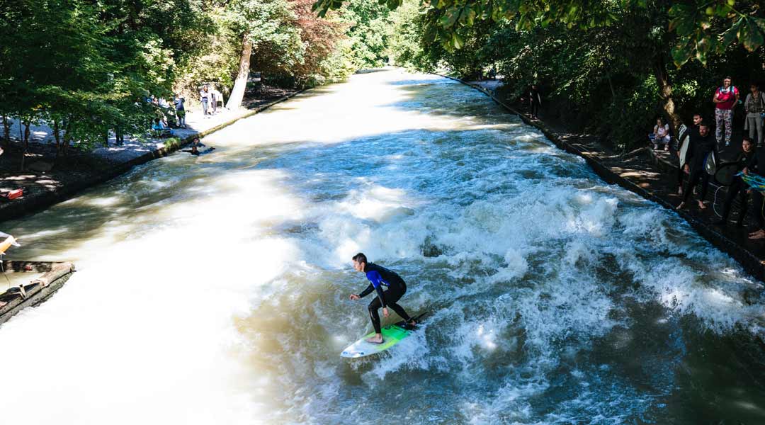 stehende Welle am Eisbach in München