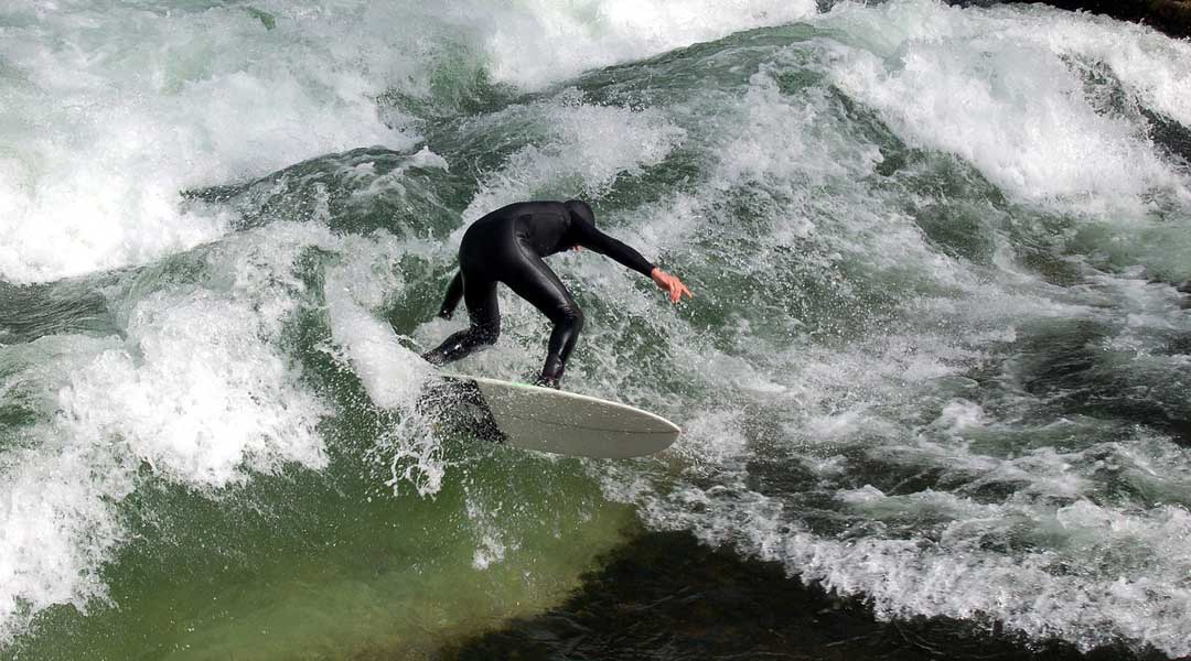 eisbach surfer - stehende welle