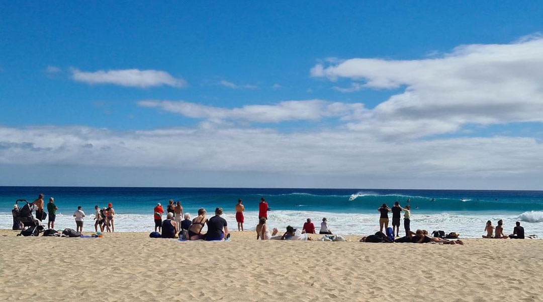 surfen in jandia - touris am strand