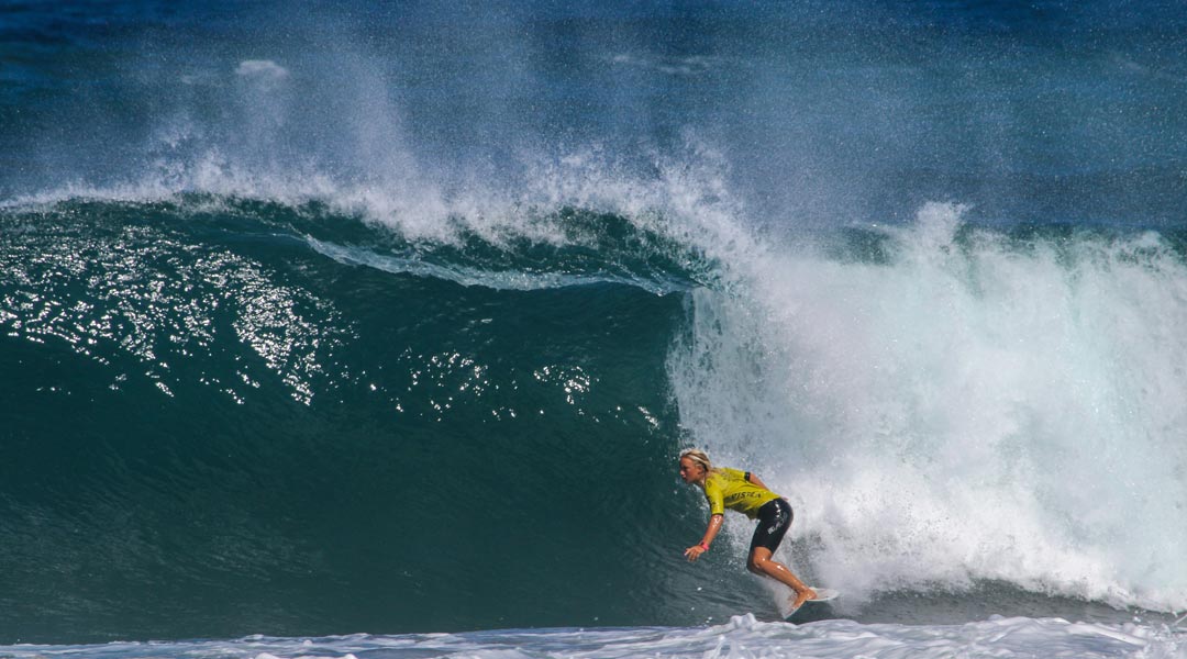 surfen bei olympia - profi surferin im wettbewerb