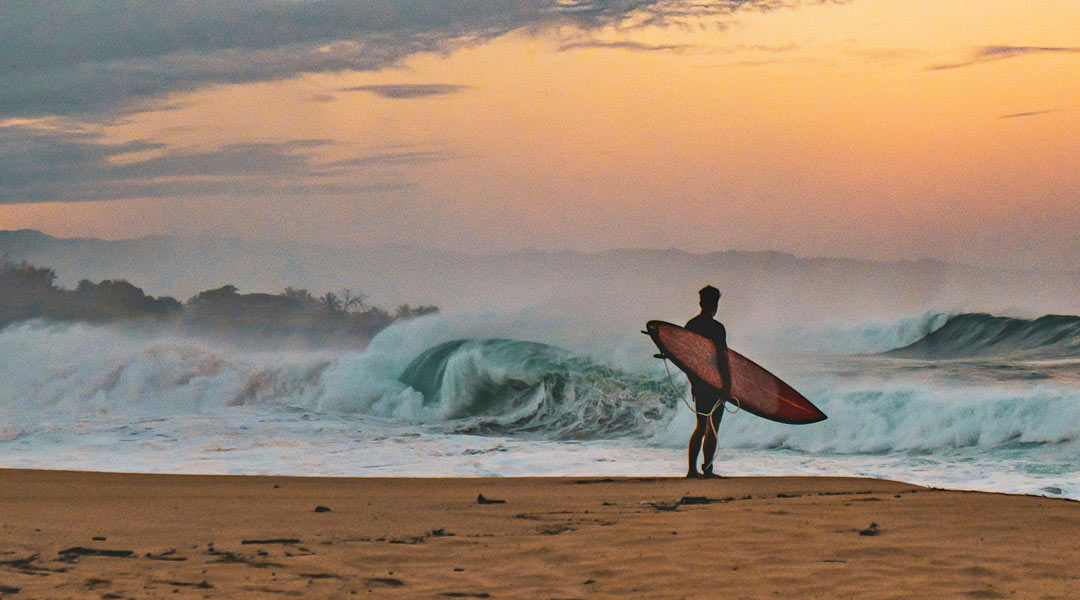 umweltbewusstes surfen - beach break bei sonnenuntergang