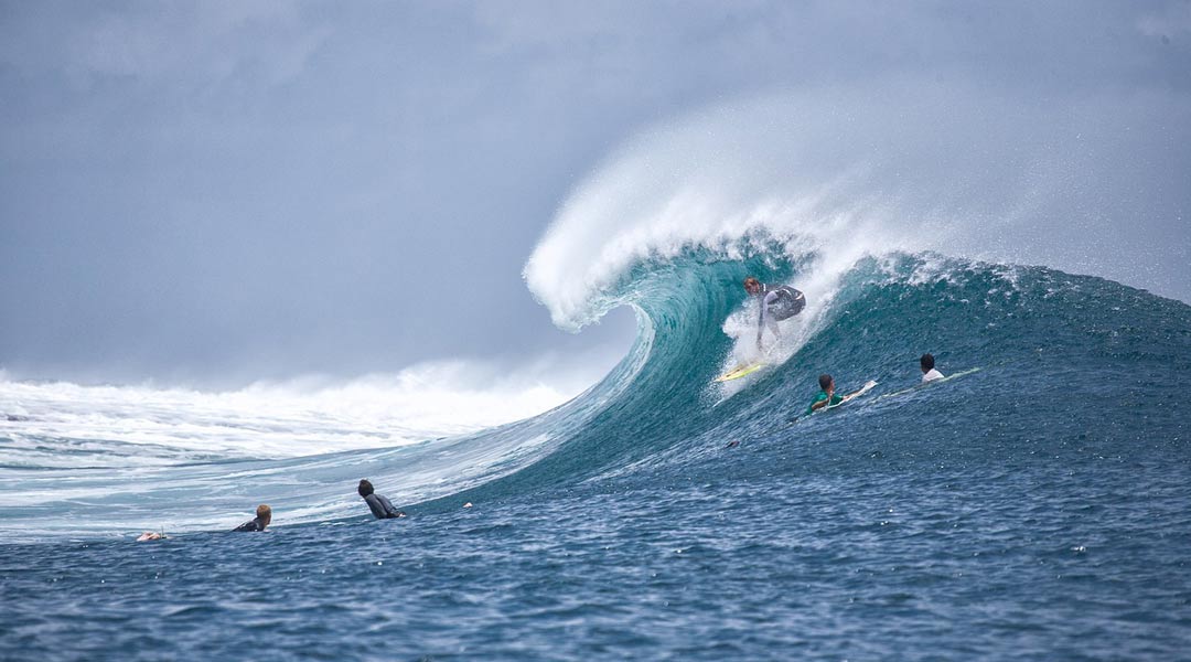 viele Surfer - 10 berühmte Surfspots für Profis