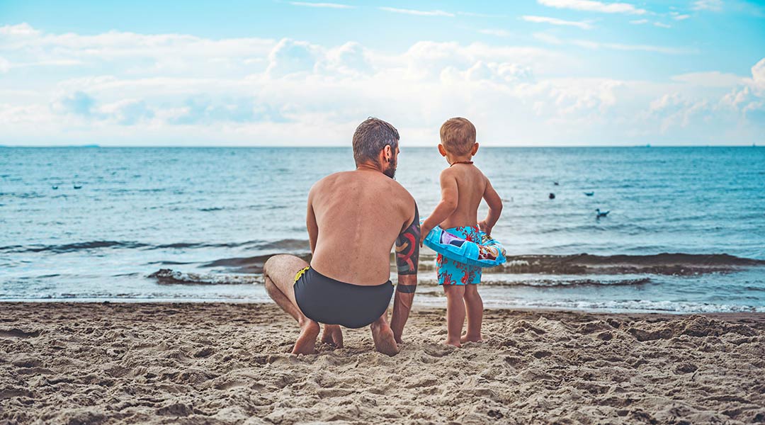 wassersicherheit für kinder - schwimmen lernen und üben am strand