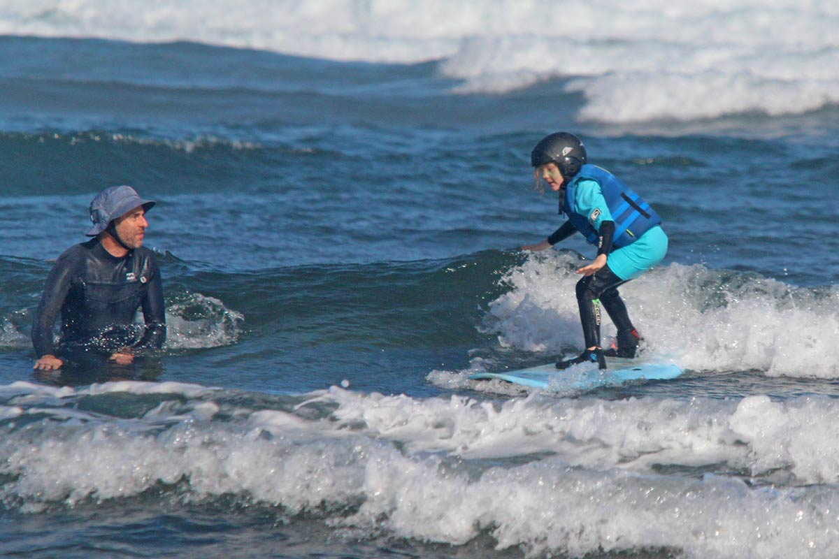 wassersicherheit für kinder - ständige aufsicht für kinder beim surfen lernen