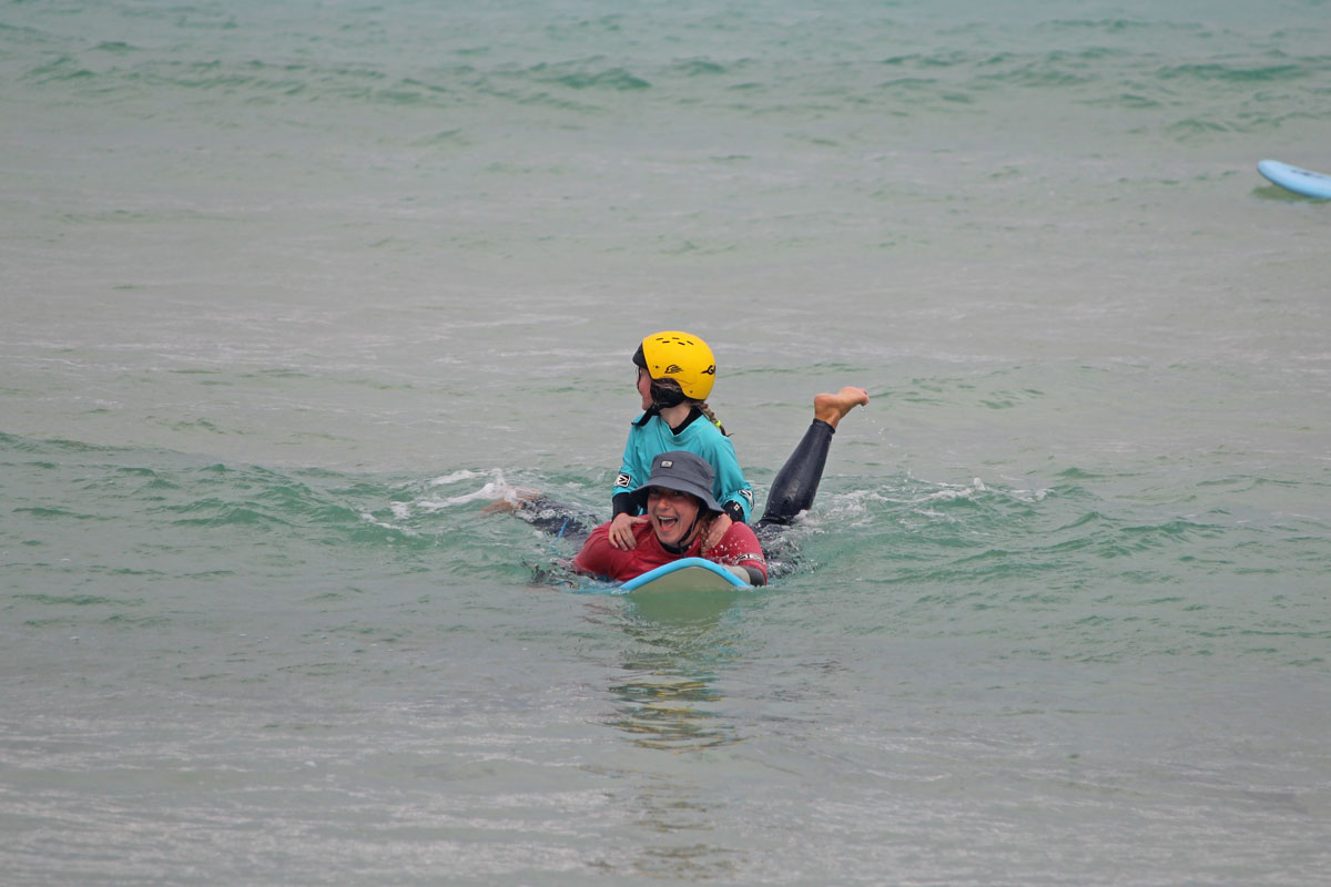 wassersicherheit für kinder - huckepack surfen wassergewöhnung