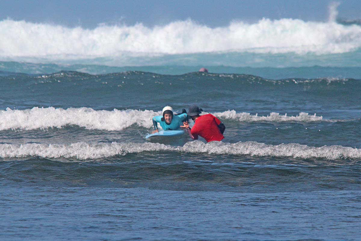 Wassersicherheit für kinder - betreuung durch surfcoach im wasser